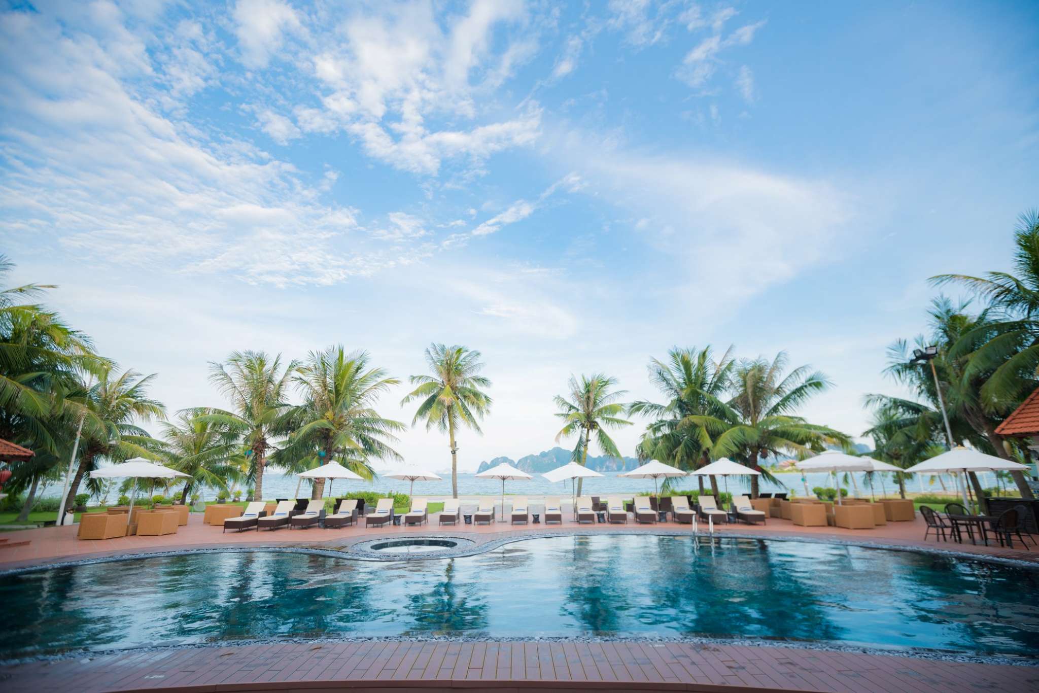 Thiết kế bể bơi ngoài trời tại Tuan Chau Resort Ha Long